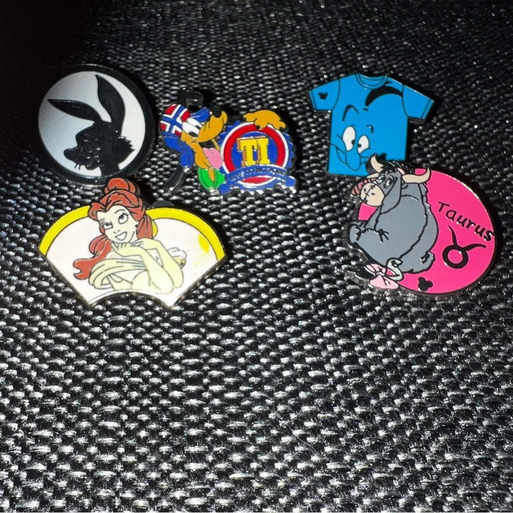 Disney Pins - set of 5